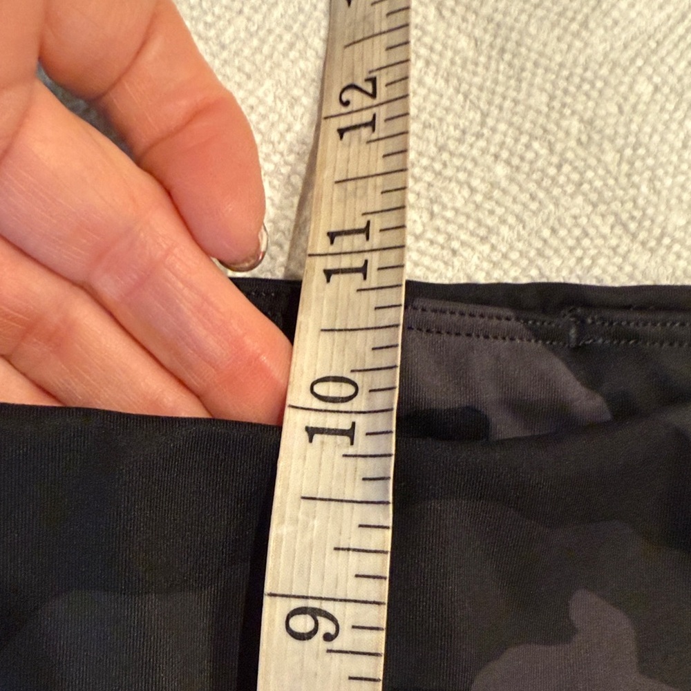 Athleta Black/Gray Camo Ultimate Stash
Pocket Camo 7/8 Tights Size Small - Picture 7 of 11